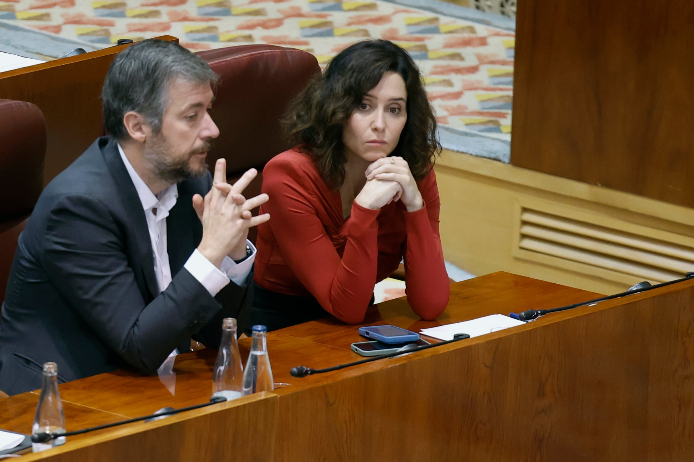 MADRID, 19/12/2025.- La presidenta regional, Isabel Díaz Ayuso y el consejero de Presidencia, Justicia y Administración Local, Miguel Ángel García Martín, durante la segunda jornada del último pleno del año en el que se aprueban definitivamente los Presupuestos de la Comunidad. EFE/