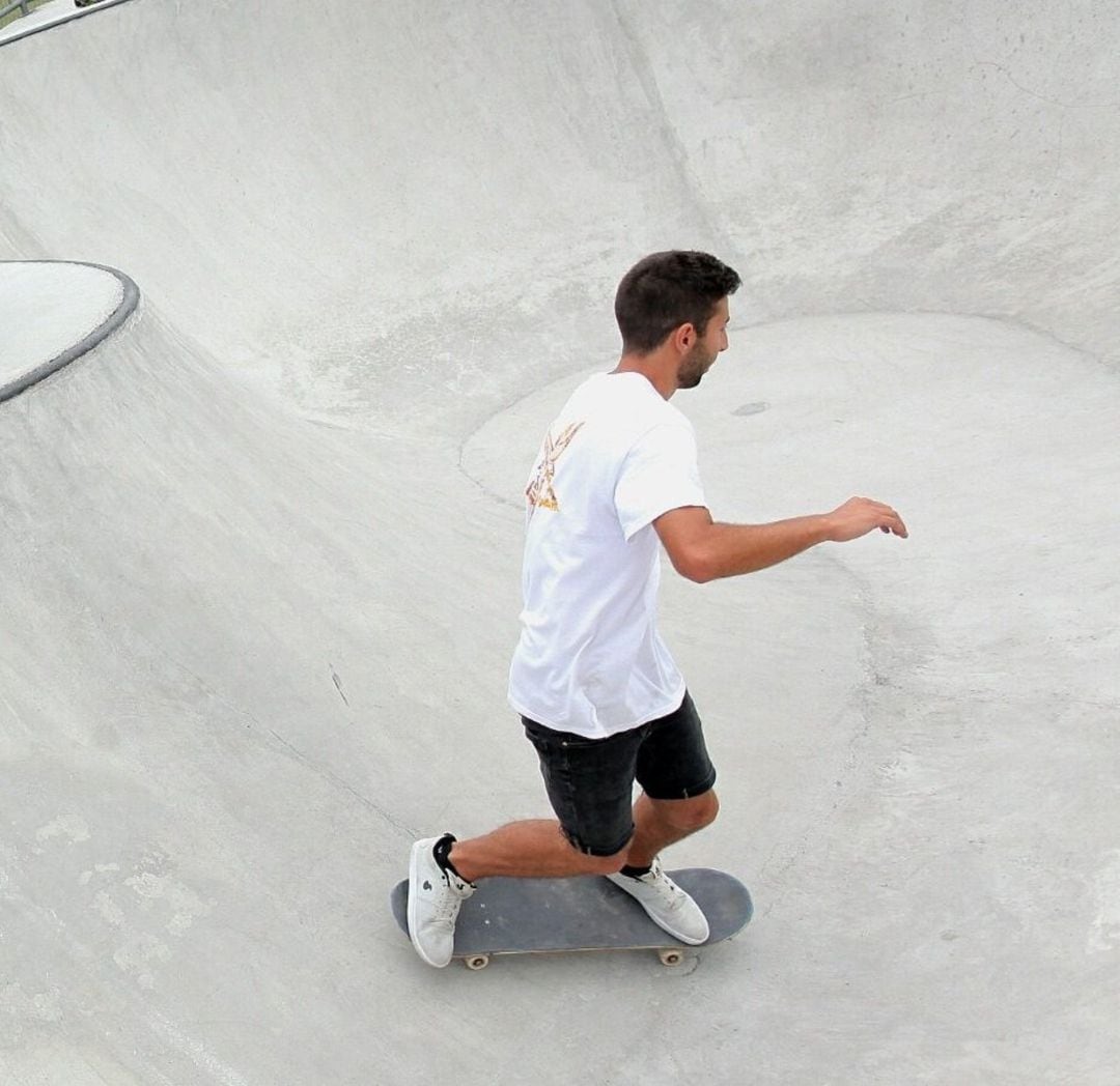 Un joven en un skate park