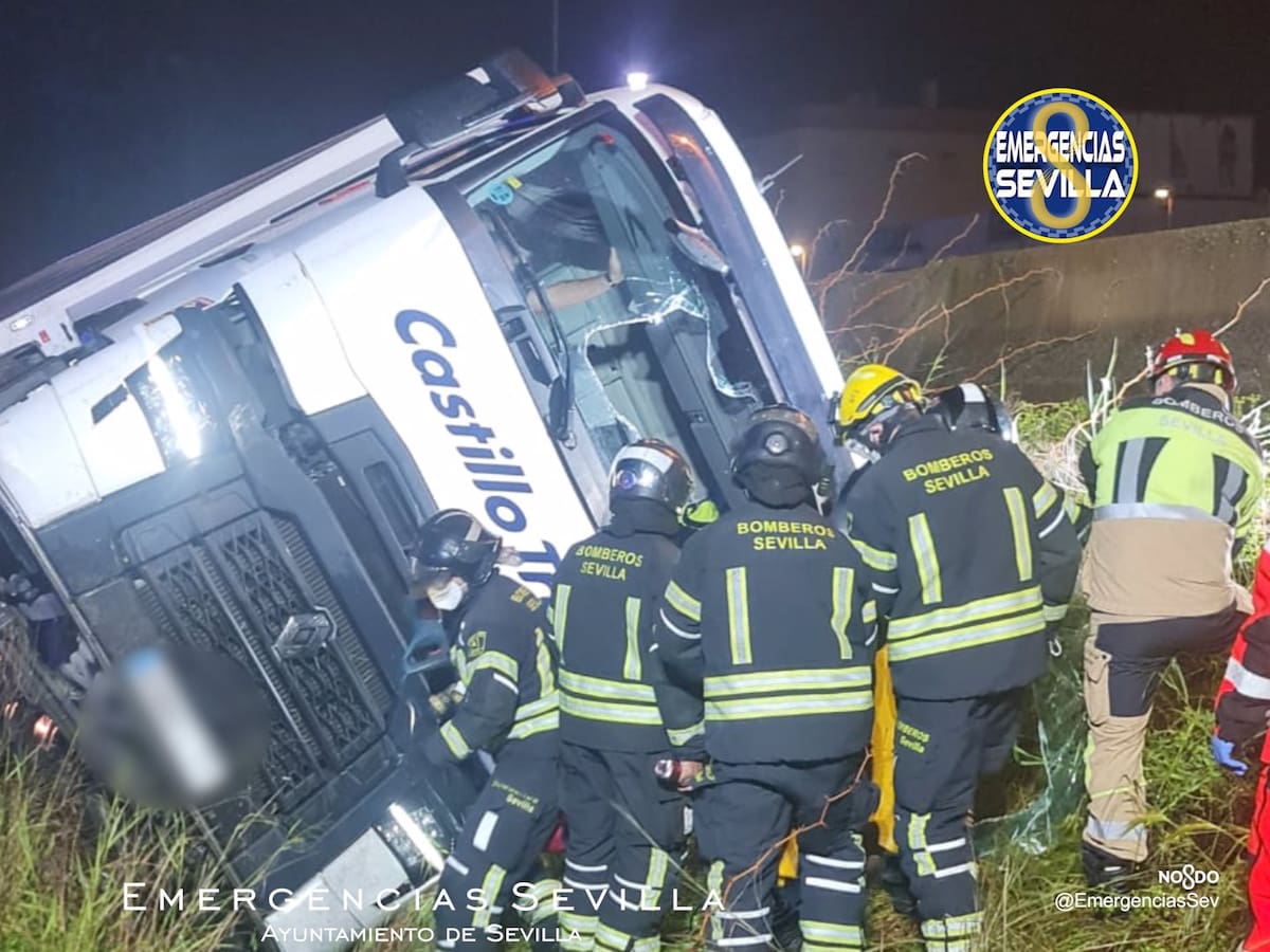 Heridas dos personas tras un aparatoso accidente en la A-92 como consecuencia del vuelco de un camión