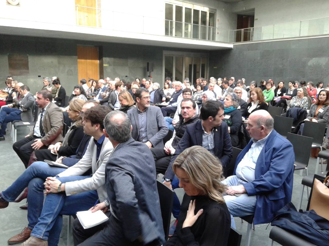 Vista de los asistentes a las Jornadas sobre Despoblación, organizadas por el Gobierno de Navarra, el Parlamento y la FNMC en el atrio de la sede de la Cámara foral.