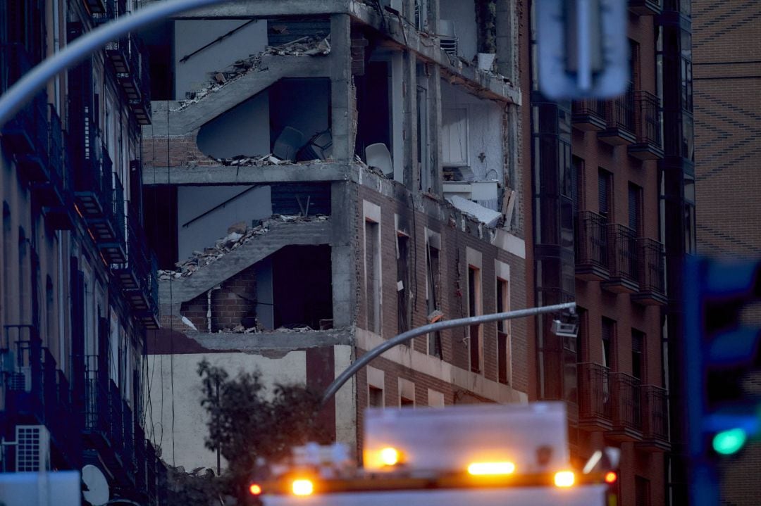 Edificio afectado por la fuerte explosión registrada en la calle Toledo que ha hundido varias plantas en Madrid, con cuatro fallecidos