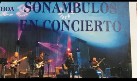 Los Sonámbulos durante un concierto en la Plaza Castelar de Elda