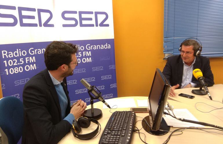 Enrique Árbol entrevista a José Entrena, presidente de la Diputación de Granada, en los estudios de Radio Granada