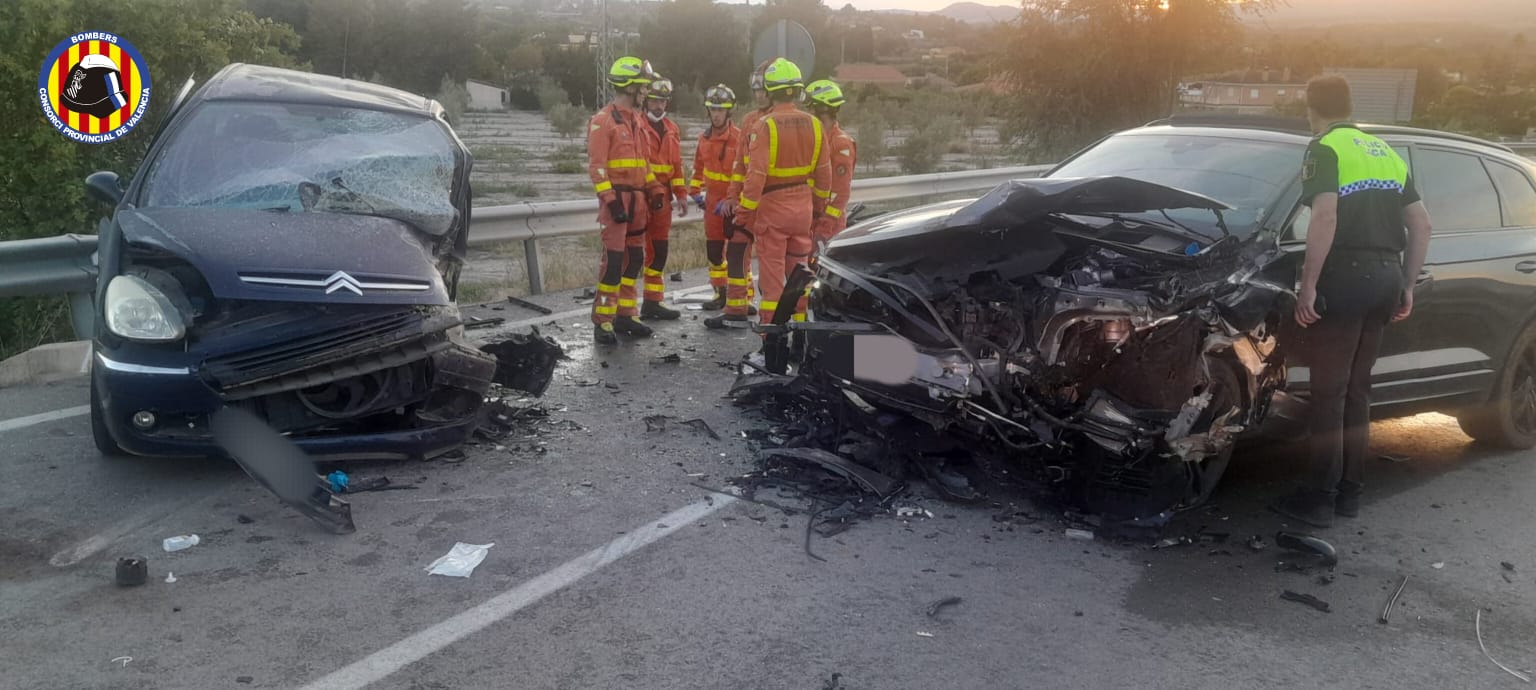 Los bomberos de Xàtiva y Ontinyent han intervenido en un accidente en la CV-81 en Ontinyent