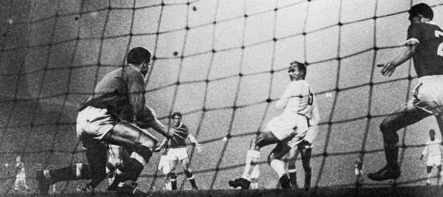 Di Stéfano hace un gol durante un partido con el Real Madrid