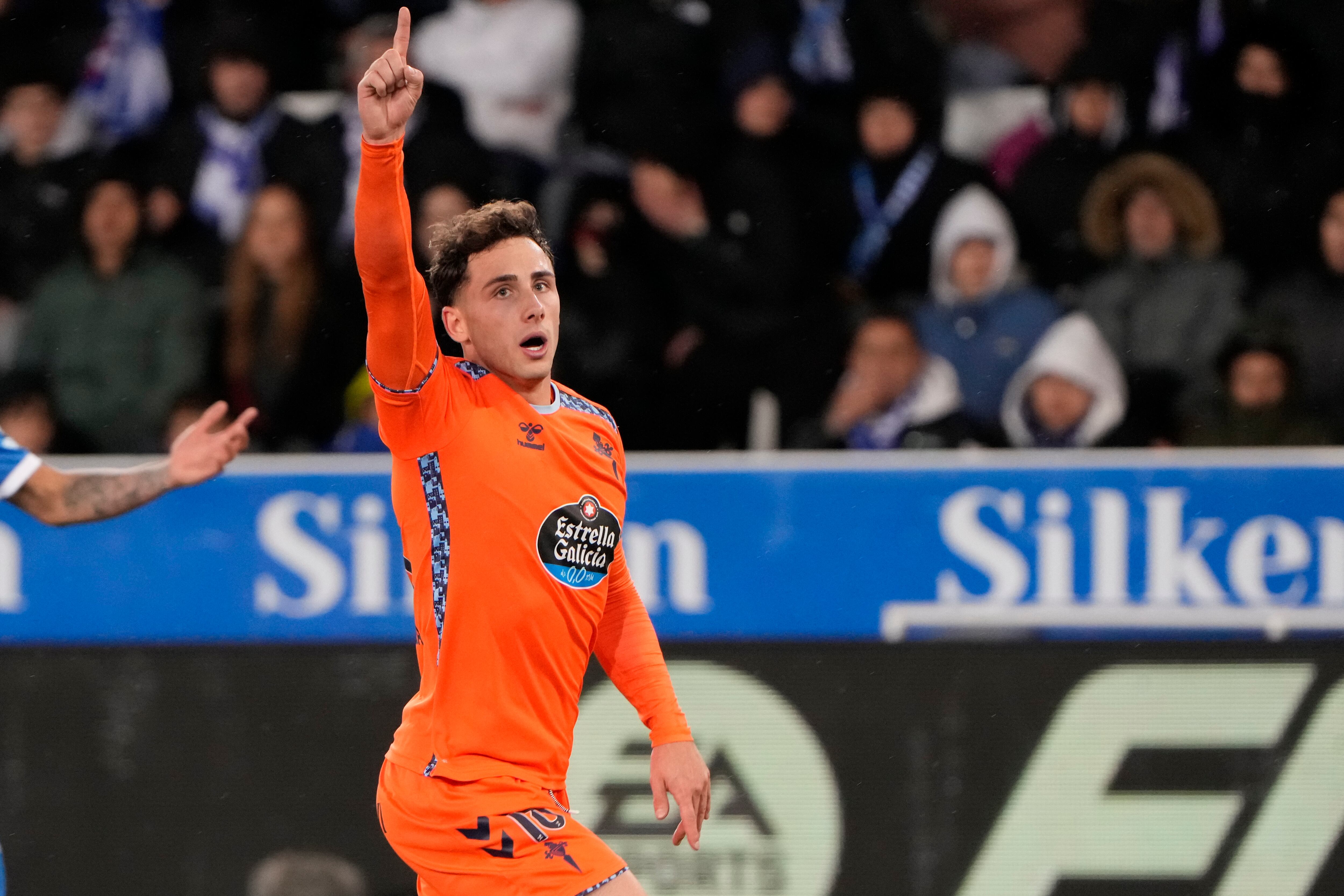 VITORIA , 27/01/2025.- El delantero del Celta Pablo Durán celebra su gol durante el partido de LaLiga que Deportivo Alavés y Celta de Vigo disputan este lunes en el estadio de Mendizorroza. EFE/ Adrián Ruiz Hierro
