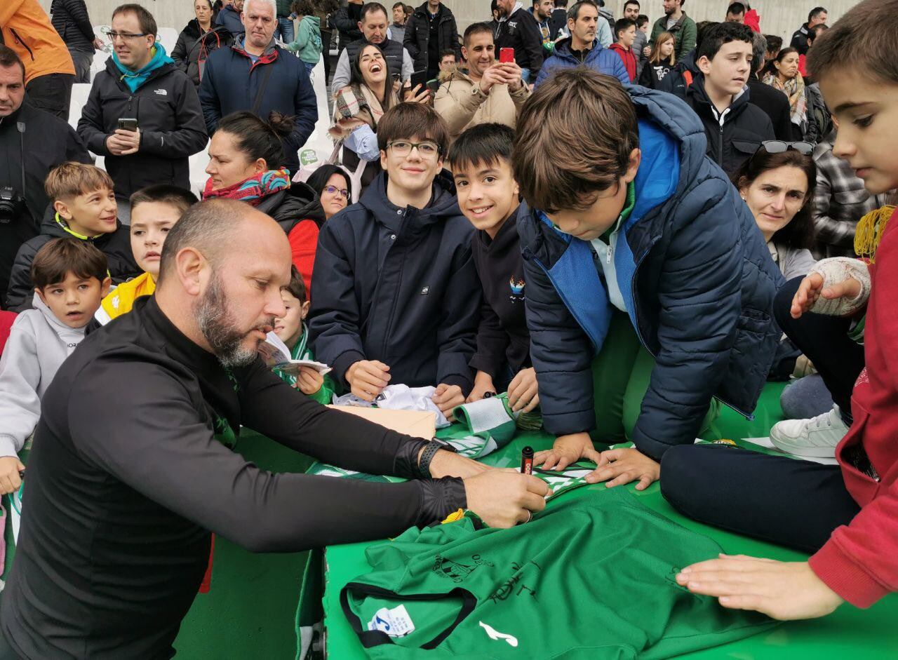 José Alberto firmando autógrafos de jóvenes racinguistas