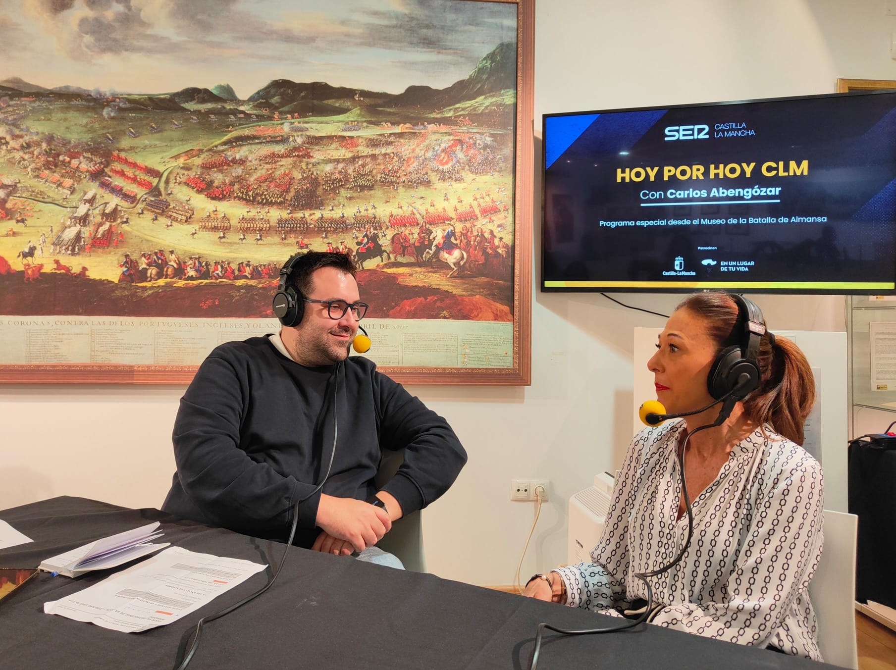 Imagen del programa Hoy por Hoy Castilla-La Mancha, con el periodista Carlos Abengózar y la alcaldesa de Almansa, Pilar Callado