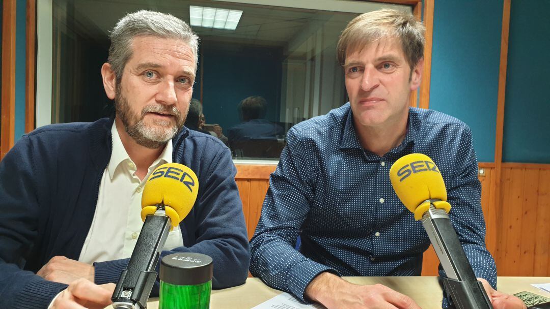 Javier Ceruti y Enrique Conde en el estudio de La Ventana de Cantabria 