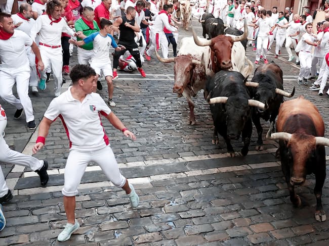 Los toros de la ganadería de Fuente Ymbro entran en la curva de Mercaderes en el cuarto encierro de los Sanfermines de 2024