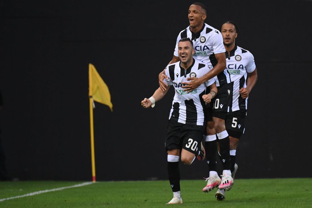 Nestorovski celebrando el gol junto a sus compañeros 