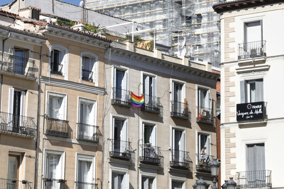 Banderas LGTB en el barrio de Chueca, el día en el que tiene lugar la manifestación del Orgullo Estatal LGTBI de 2020 en formato exclusivamente online.