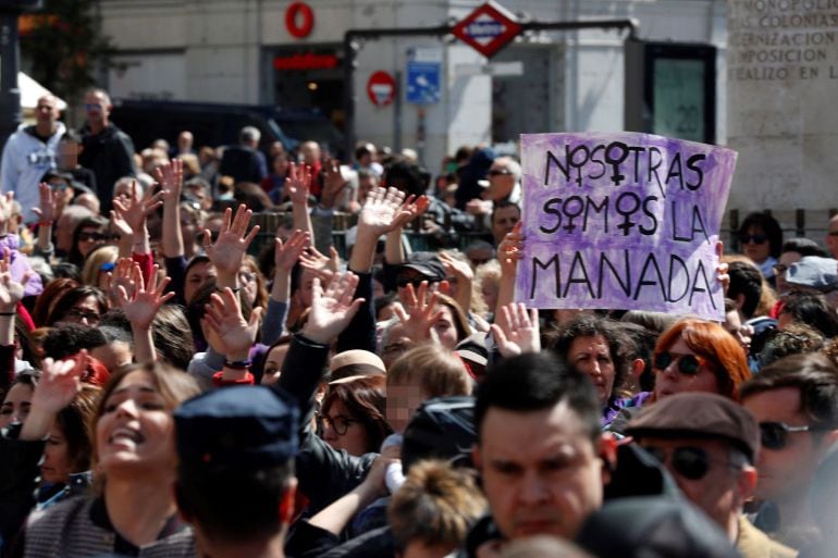 Concentración feminista contra el fallo judicial de La Manada en la Puerta del Sol, coincidiendo con el acto conmemorativo de la Fiesta del 2 de Mayo, celebrado en la Real Casa de Correos de Madrid