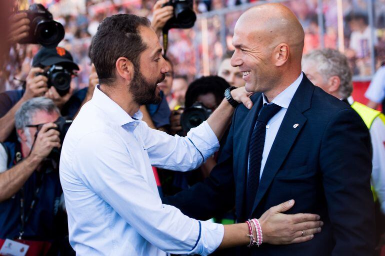 Machín saluda a un sonriente Zidane, antes del comienzo del partido