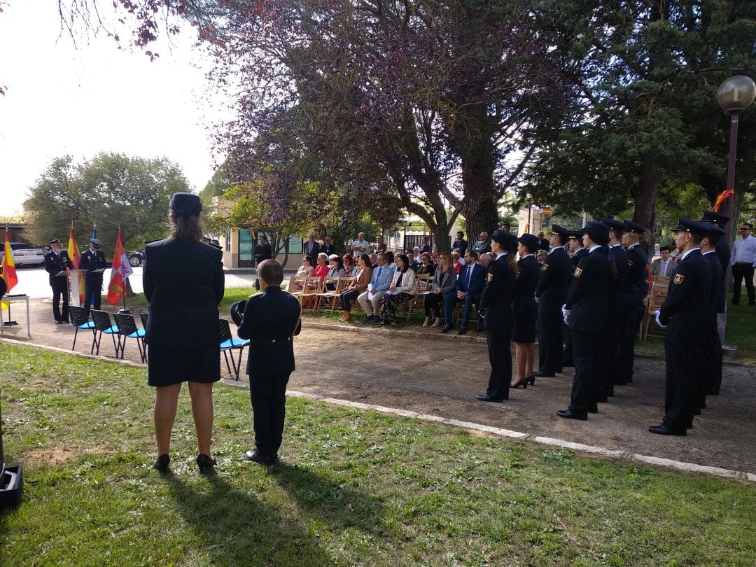 La Comisaría de la Policía Nacional en Aranda ha celebrado el día de los Ángeles Custodios con representantes de la sociedad ribereña