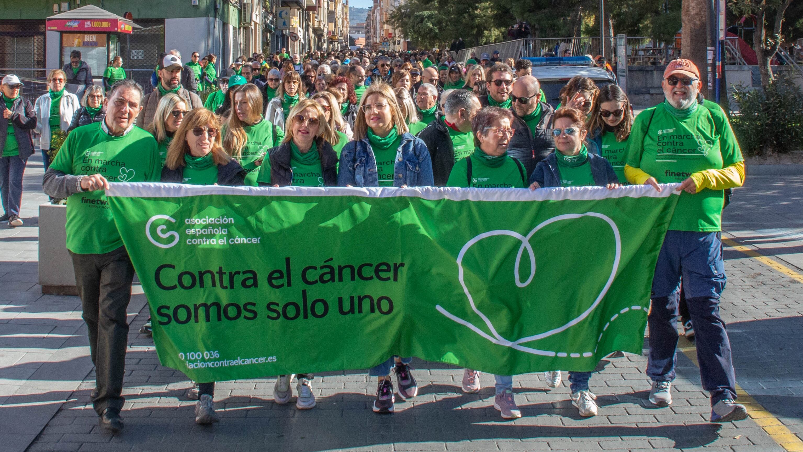 Irene Navarro, alcaldesa de Petrer, y Ana Juan, presidenta de AECC Elda - Petrer, lideran la XIII Marcha Solidaria por el Día Mundial contra el Cáncer