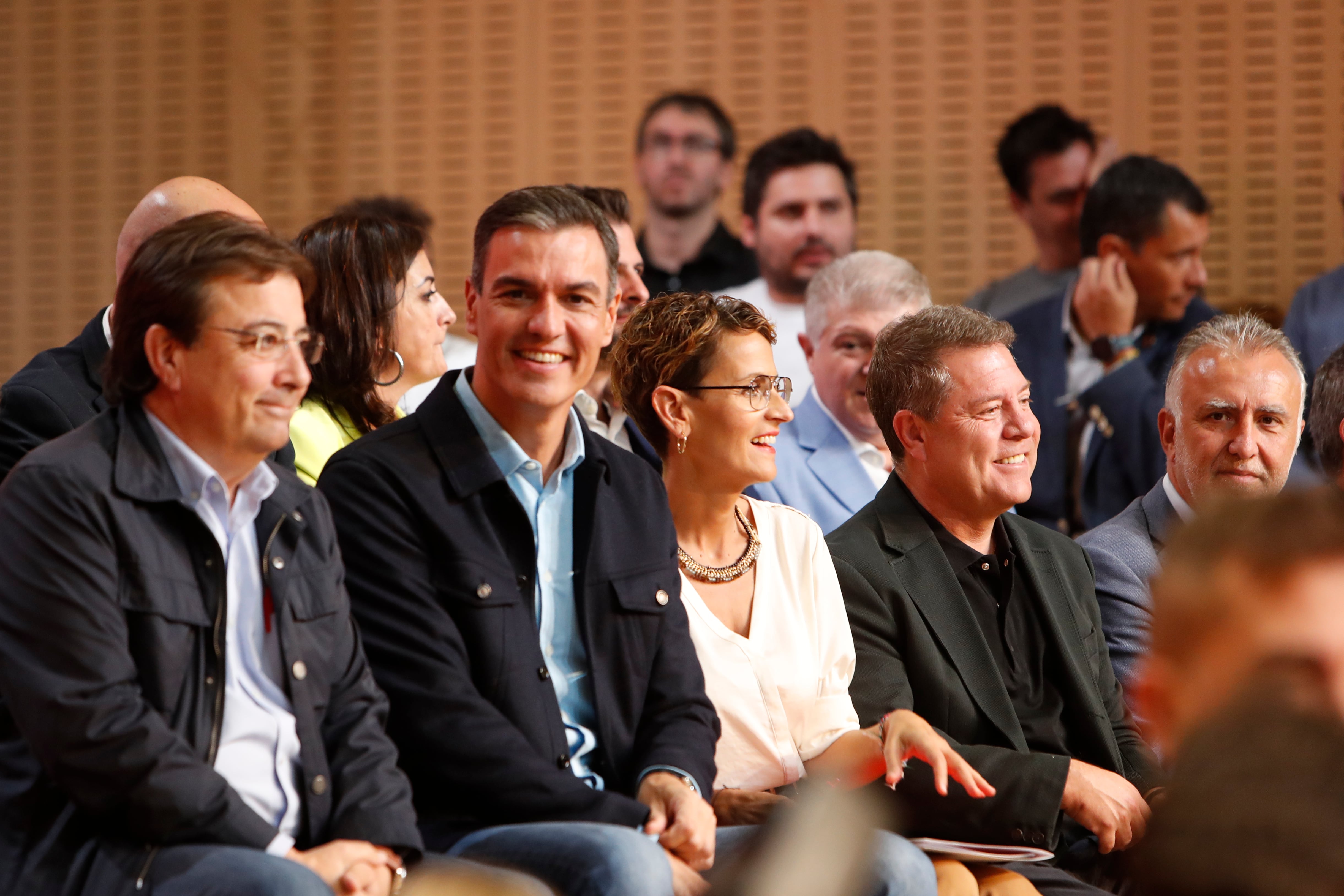 ZARAGOZA, 17/09/2022.- El presidente del Gobierno, Pedro Sánchez (2i), acompañado de varios presidentes autonómicos,Guillermo Fernández Vara (i), María Chivite, Emiliano García-Page (2d) y Ángel Torres (d), entre otros, participan en la reunión del Consejo Político Federal del PSOE, este sábado, en Zaragoza. EFE/ Javier Belver
