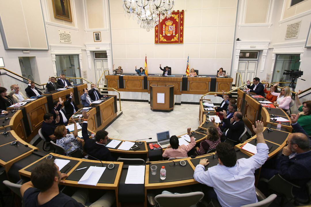 Una votación en el pleno ordinario de octubre de la Diputación de Alicante.