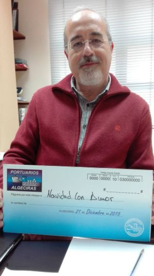 El director de Radio Algeciras, Joaquín Guirval, posa con el cheque dirigido a Navidad con Amor por FAS Portuarios.