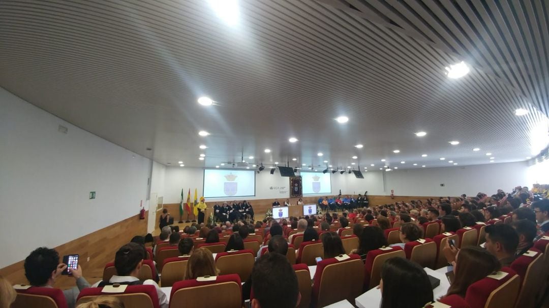 Conferencia de J.A. Micó en un salón presidido por Susana Díaz