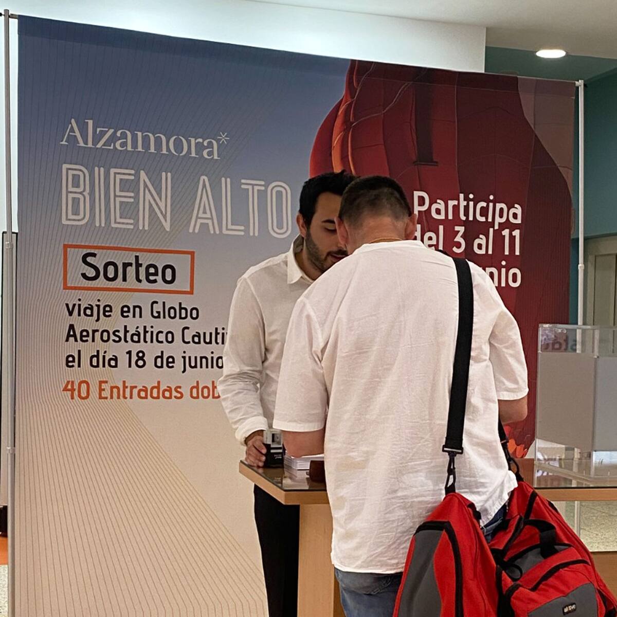 El Centro Comercial Alzamora sube en un globo a 80 de sus clientes