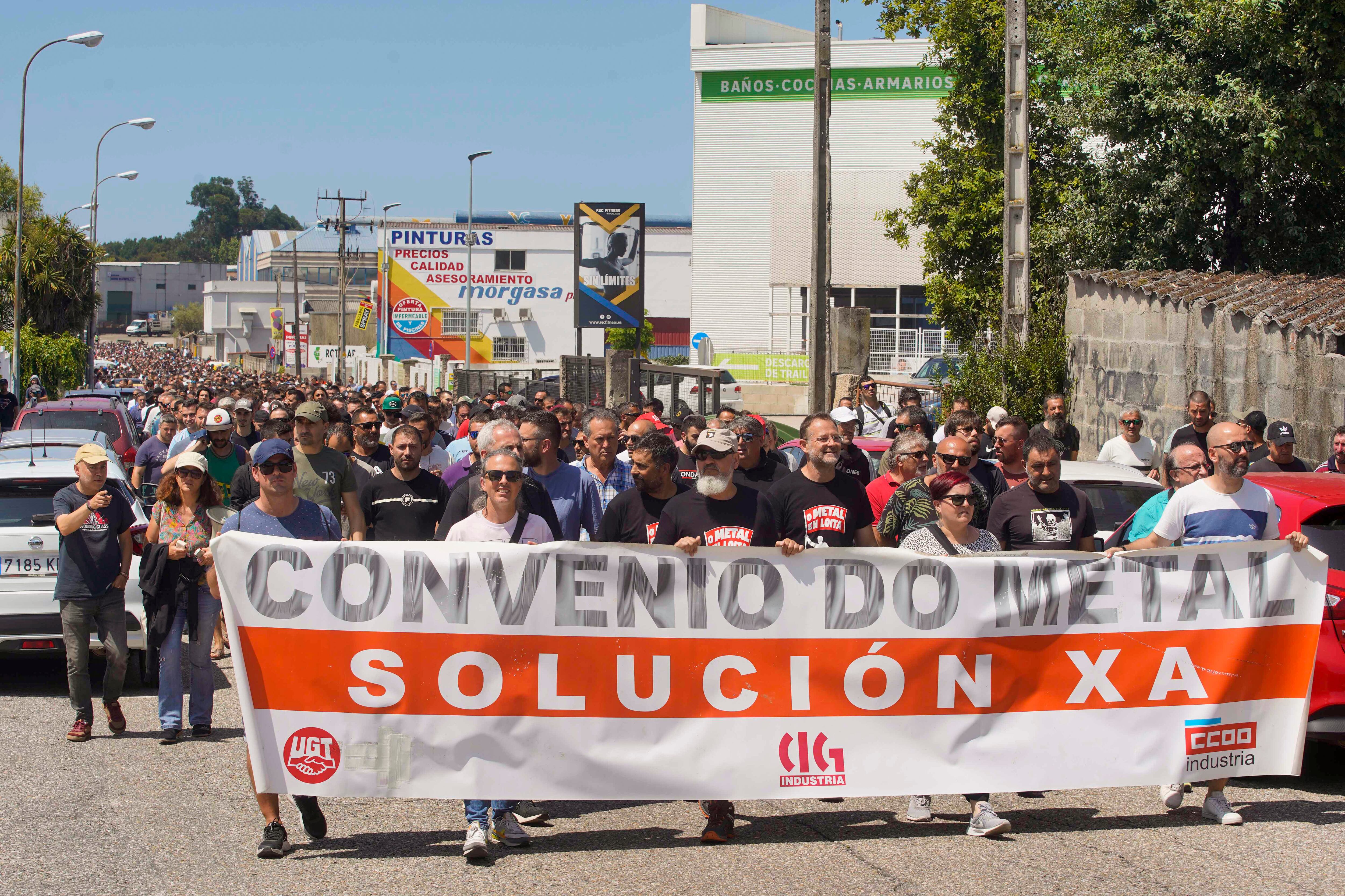 VIGO, 06/07/2023.- La manifestación de los empleados del metal en Vigo ha acabado con tensión entre ellos mismos y con enfrentamientos con la Policía Nacional que acordonó las inmediaciones a Ceaga (clúster de empresarios de la automoción) y la fábrica de Stellantis en la ciudad gallega, este jueves. EFE/ Salvador Sas
