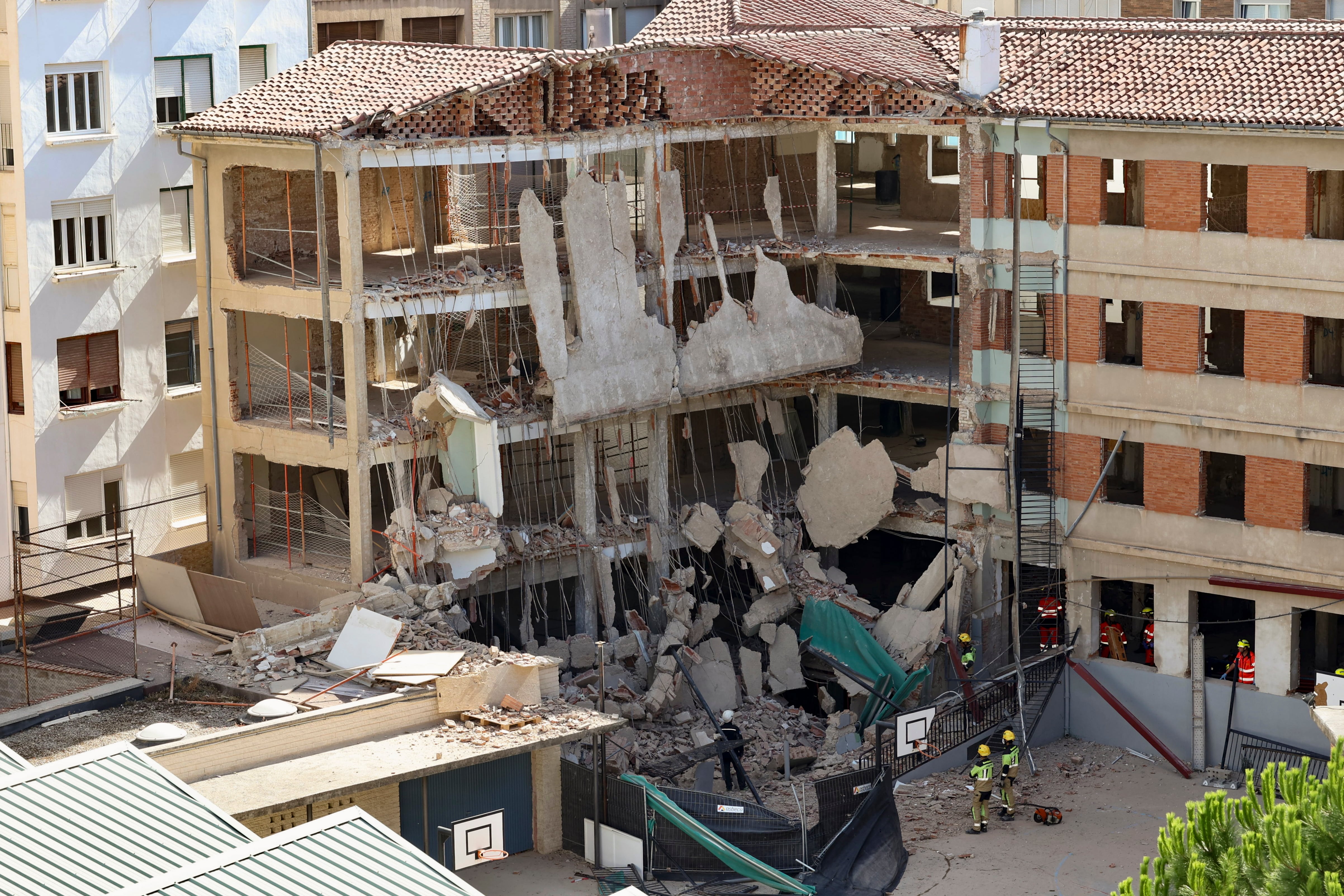 LOGROÑO (LA RIOJA) 25/07/2023.- Una de las fachadas interiores del patio del céntrico colegio Adoratrices de Logroño se ha derrumbado, lo que ha causado tres heridos, uno de los cuales se encuentra bajo los escombros y es buscado por perros de la patrulla canina de la Policía Nacional de La Rioja. El derrumbe de la fachada, donde se realizaban obras, también ha ocasionado un escapes de gas, que ya ha sido solucionado. EFE/Raquel Manzanares
