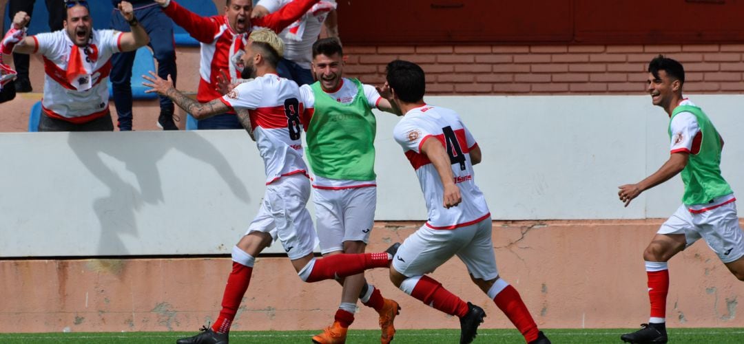 Los jugadores sanseros celebran la victoria