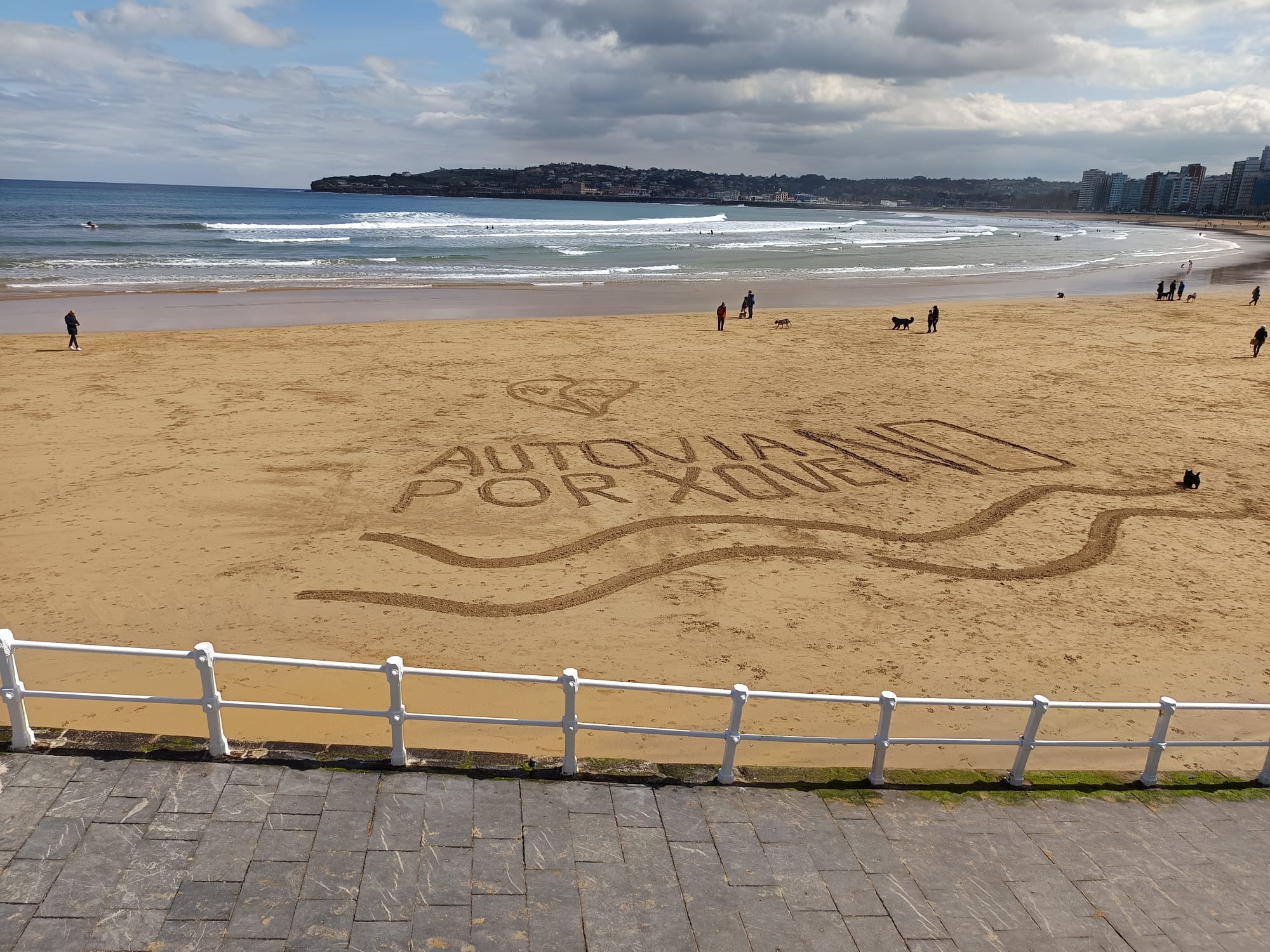 Eslogan que han pintado en la playa de San Lorenzo.