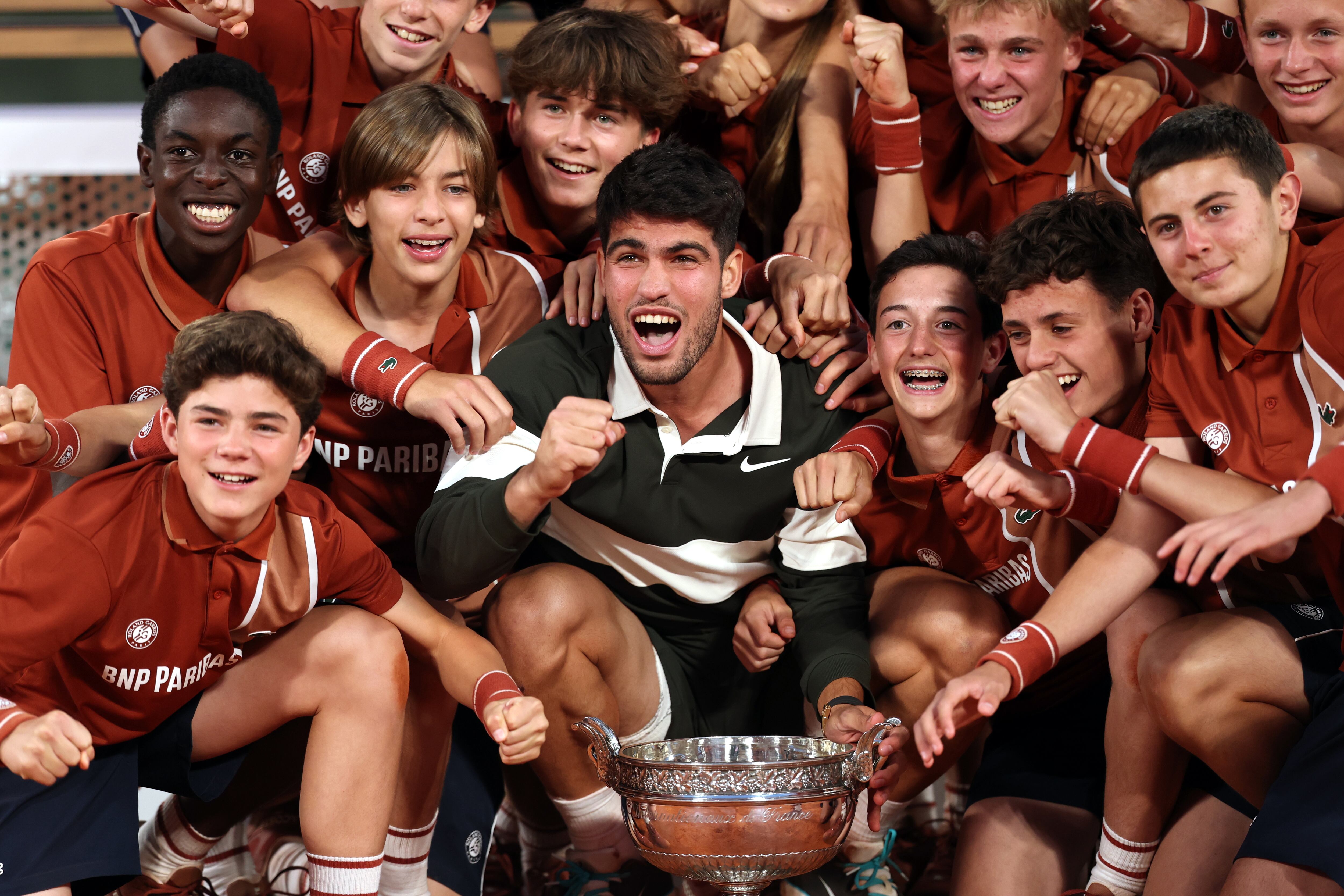 PARIS (France), 08/06/2025.- Carlos Alcaraz of Spain celebrates with the Coupe des Mousquetaires and ball kids after winning his Men's final match against Jannik Sinner of Italy at the French Open Grand Slam tennis tournament at Roland Garros in Paris, France, 08 June 2025. (Tenis, Abierto, Francia, Italia, España) EFE/EPA/MOHAMMED BADRA