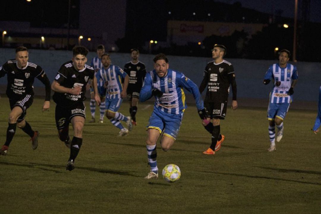 Diego Abad conduce el balón ante el Bupolsa