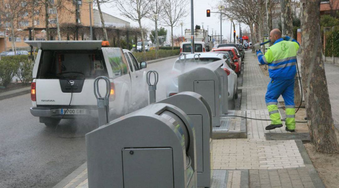 La campaña de Tres Cantos busca concienciar sobre el buen uso de los contenedores de reciclaje de residuos para una ciudad más limpia. 