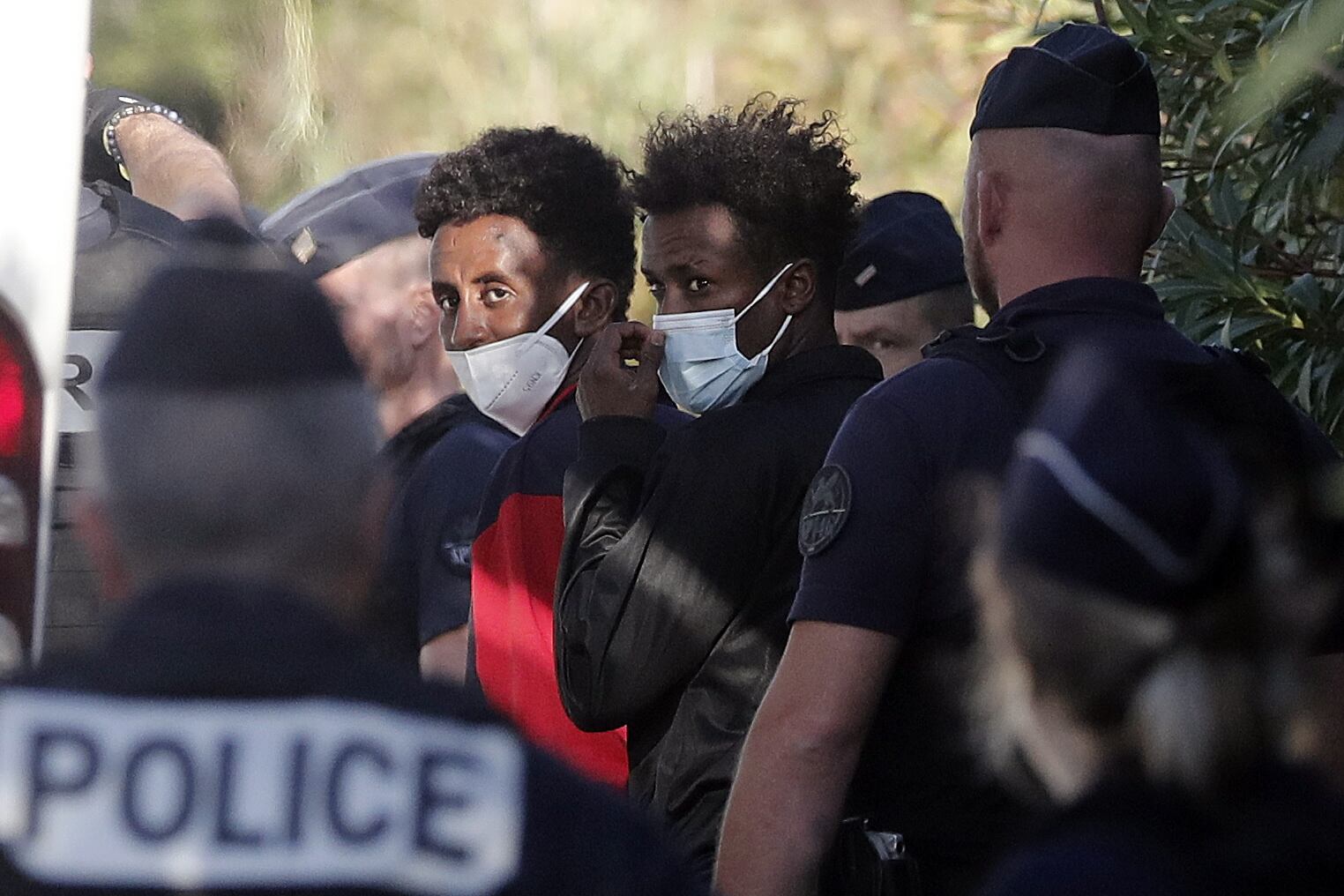 Varios de los migrantes rescatados por el Ocean Viking a su llegada a Toulon, Francia