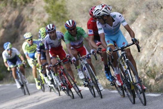 GRA390. RIAZA (SEGOVIA), 10/09/2015.- El ciclista italiano del equipo Astana, Fabio Aru , el holandes del equipo Giant, Tom Dumoulin y lider de la clasificación provisional,(de rojo) , el español del Katusha, Joaquim &quot;Purito&quot; Rodríguez (de verde), el espa