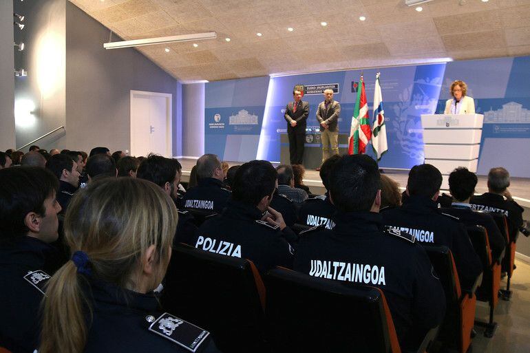 Varios policías locales de Euskadi acuden a un acto del Gobierno Vasco en una imagen de archivo.