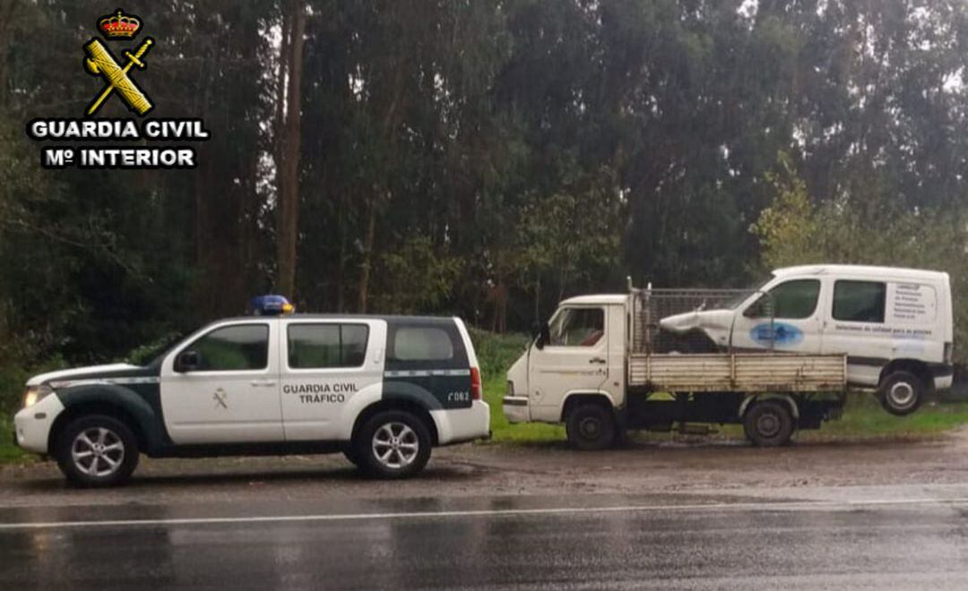 La Guardia Civil de Vilaboa, la que detectó un vehículo camión-caja, circulando por la nacional N-550, término de Vilaboa, transportando una furgoneta que sobresalía por su parte posterior.