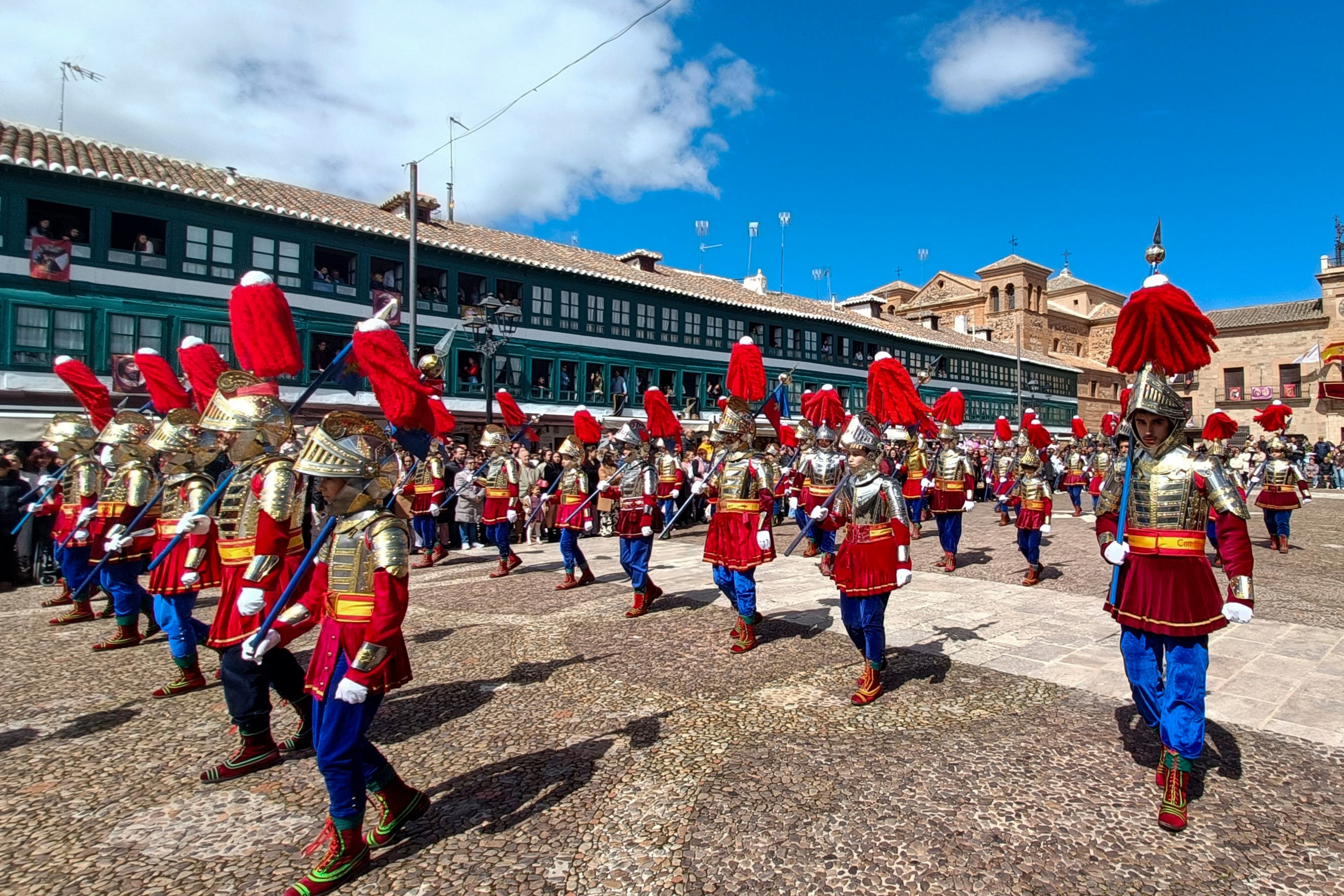 Almagro (Ciudad Real), 19/04/2025.- La compañía romana 'Los Armaos', uno de los originales distintivos de la Ruta de la Pasión Calatrava, ha vuelto a seducir a cientos de turistas se han dado cita en Almagro (Ciudad Real) para disfrutar del 'caracol', una dinámica marcha militar que ejecutan en la emblemática plaza medieval de la ciudad y con el que ponen punto y final a su participación en la Semana Santa. EFE/Beldad