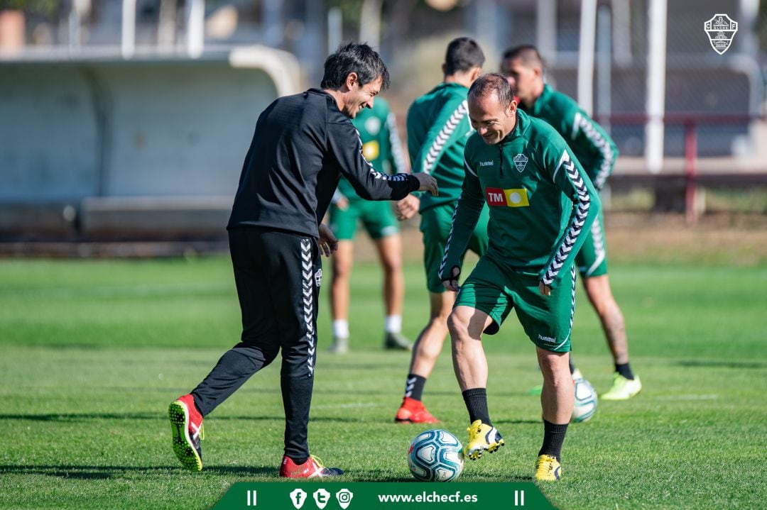 Nino, a la derecha, junto al técnico del Elche Pacheta en un entrenamiento