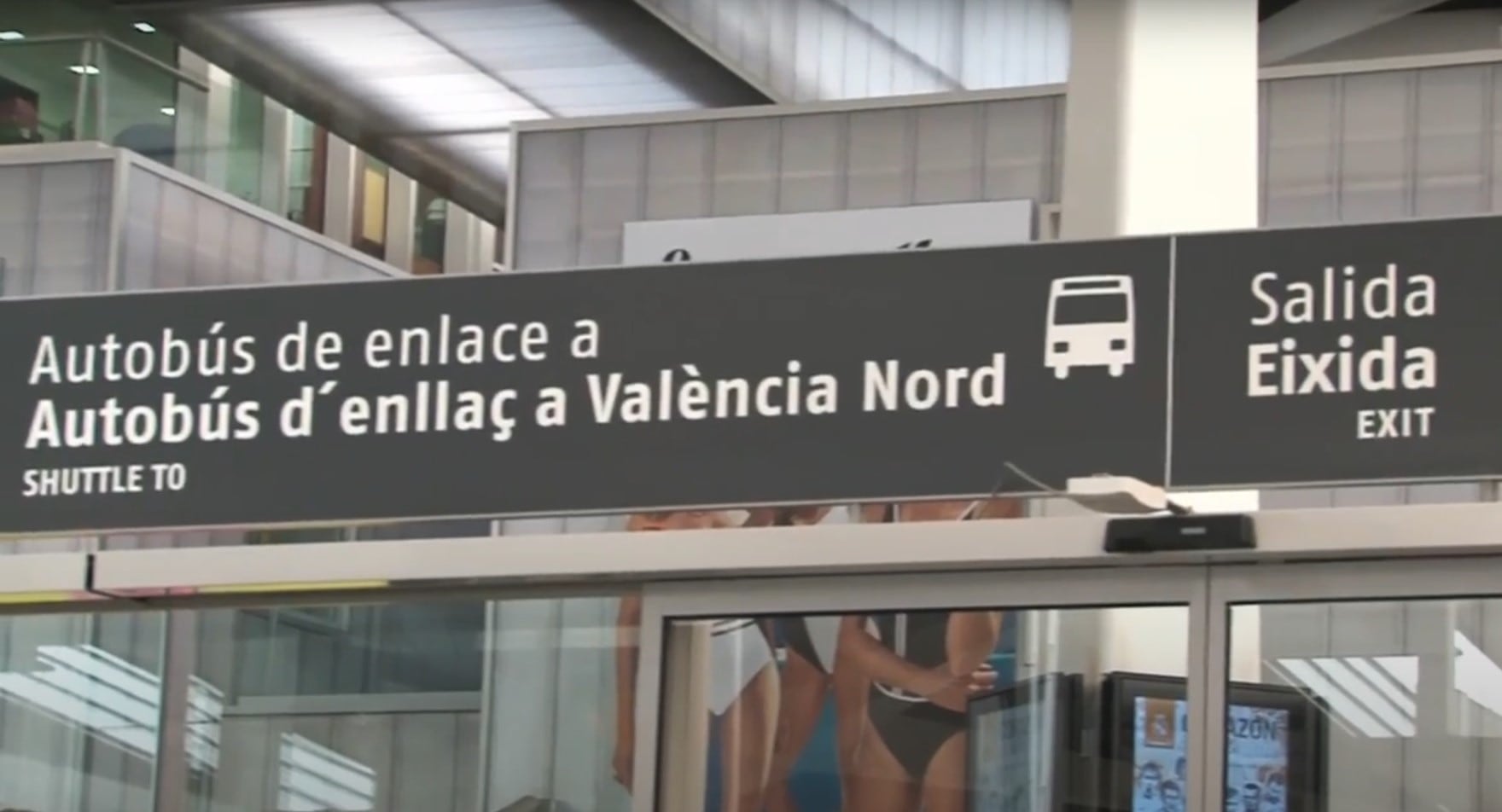 Cartel informativo del acceso a la parada del bus lanzadera en la estación Joaquín Sorolla de València