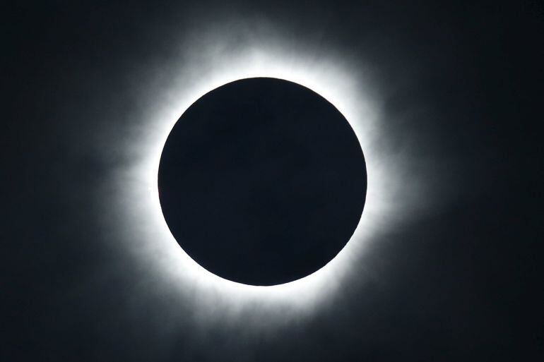 Eclipse solar total, desde la playa de la isla de Ternate (Indonesia). 