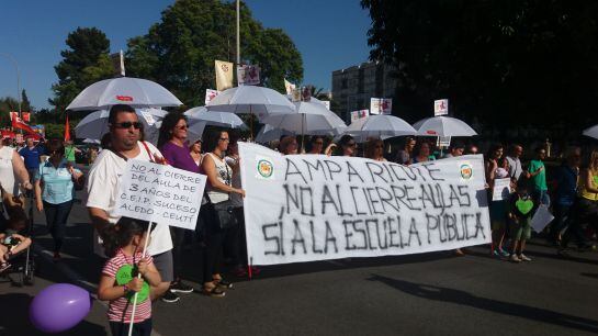 El AMPA de Ricote se protege del intenso calor con sombrillas