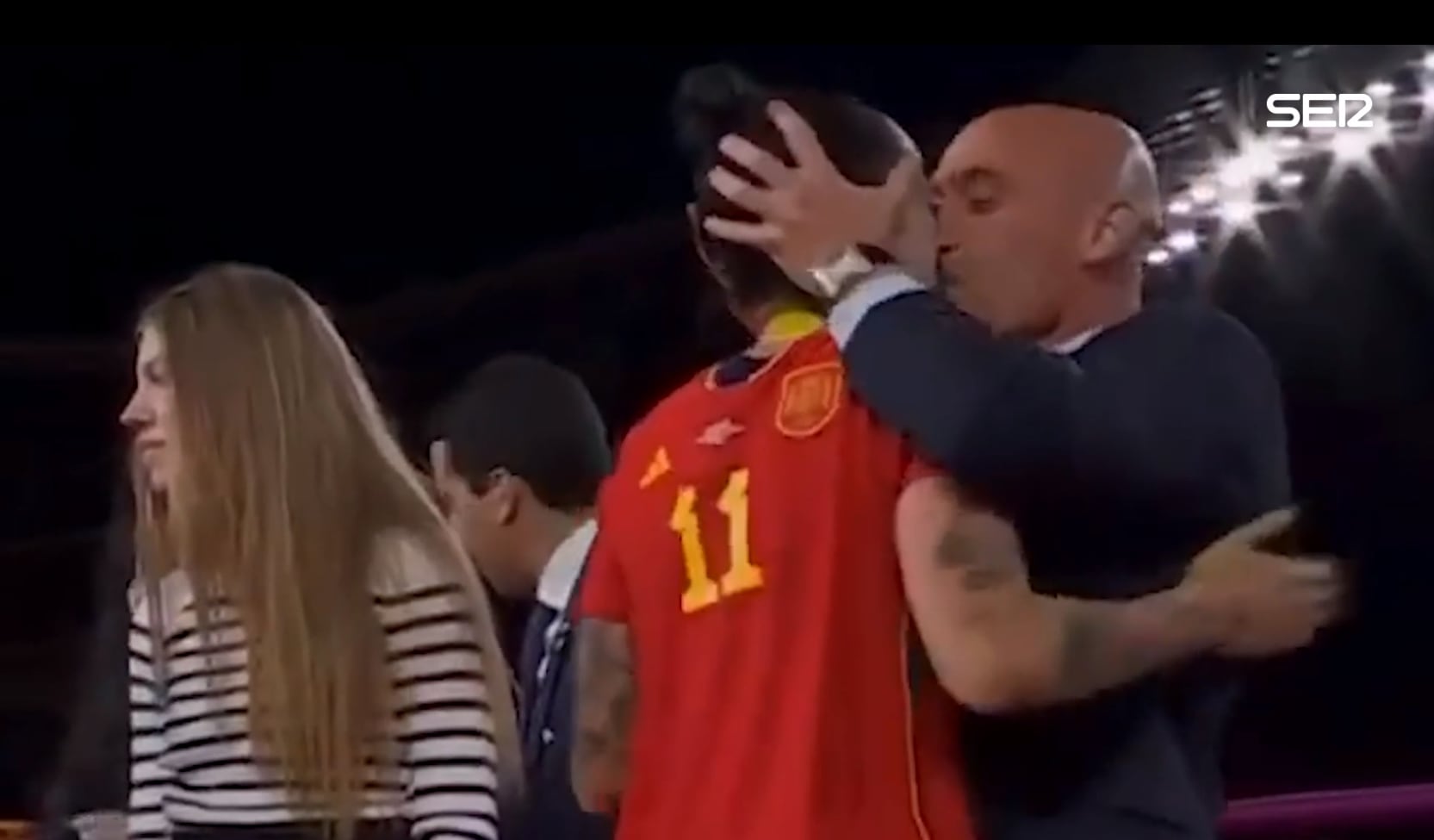 Momento del beso no consentido de Luis Rubiales a Jenni Hermoso.