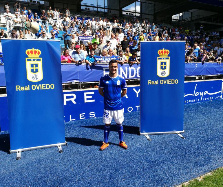 Joselu posa con la equipación del Real Oviedo durante su presentación en el Carlos Tartiere.