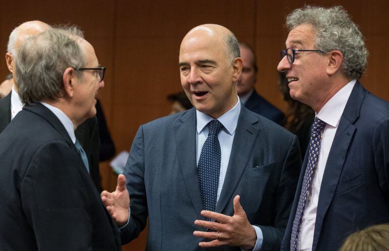 El ministro italiano de Economía, Pietro Carlo Padoan; el comisario europeo de Asuntos Económicos, Pierre Moscovici; y el homólogo luxemburgués, Pierre Gramegna