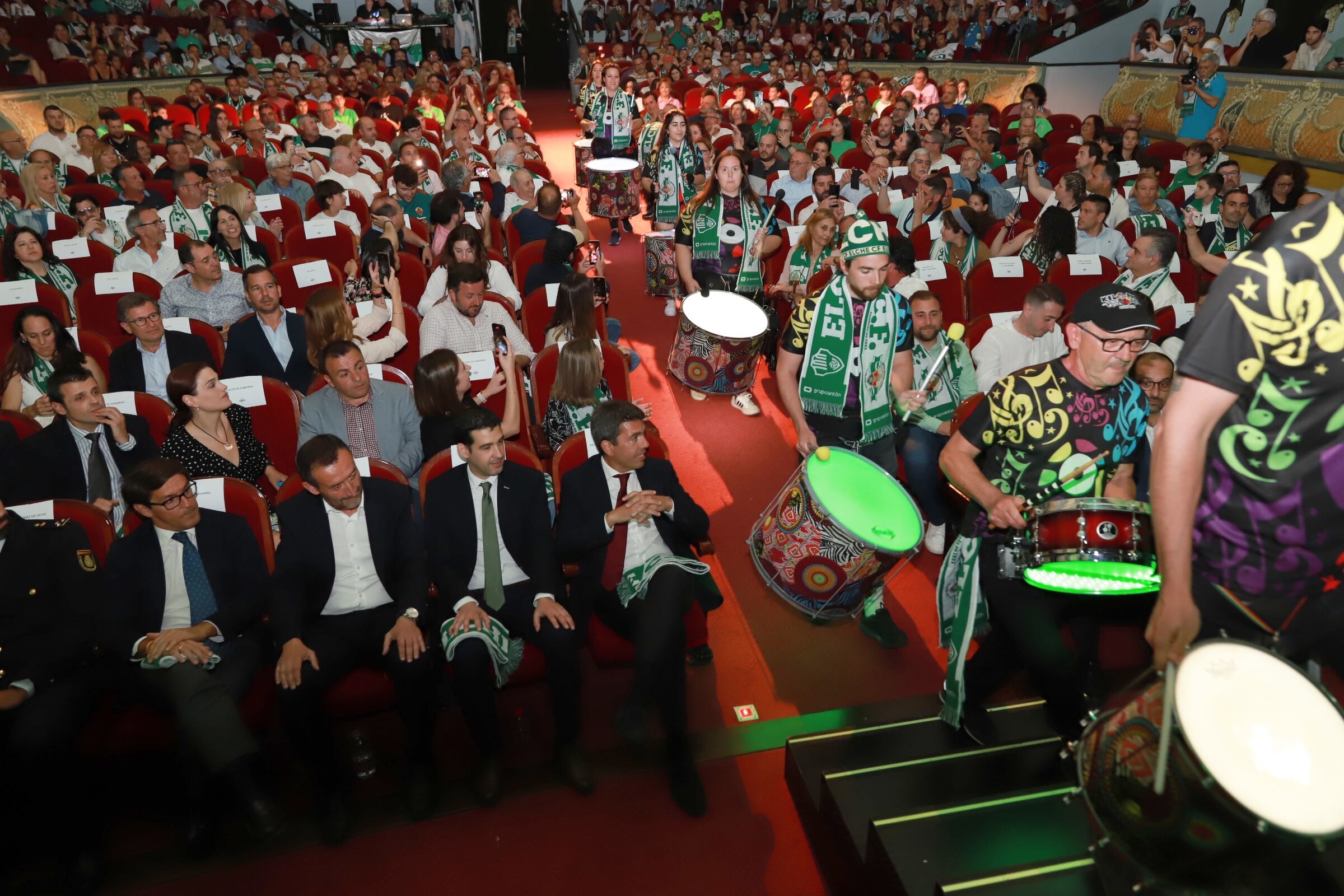 El acto de las peñas del Elche comenzó con una batucada