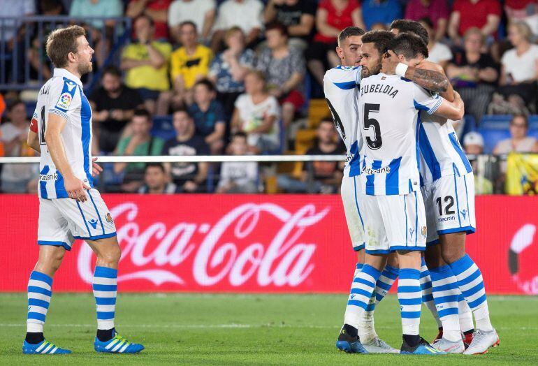 El delantero brasileño de la Real Sociedad Willian José celebra con sus compañeros su gol, primero del equipo frente al Villarreal