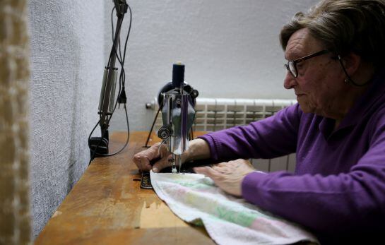 Saturnina Díez cosió las banderas que se utilizaron en el rodaje. Hoy, con 99 años, sigue cosiendo con la misma máquina de entonces.