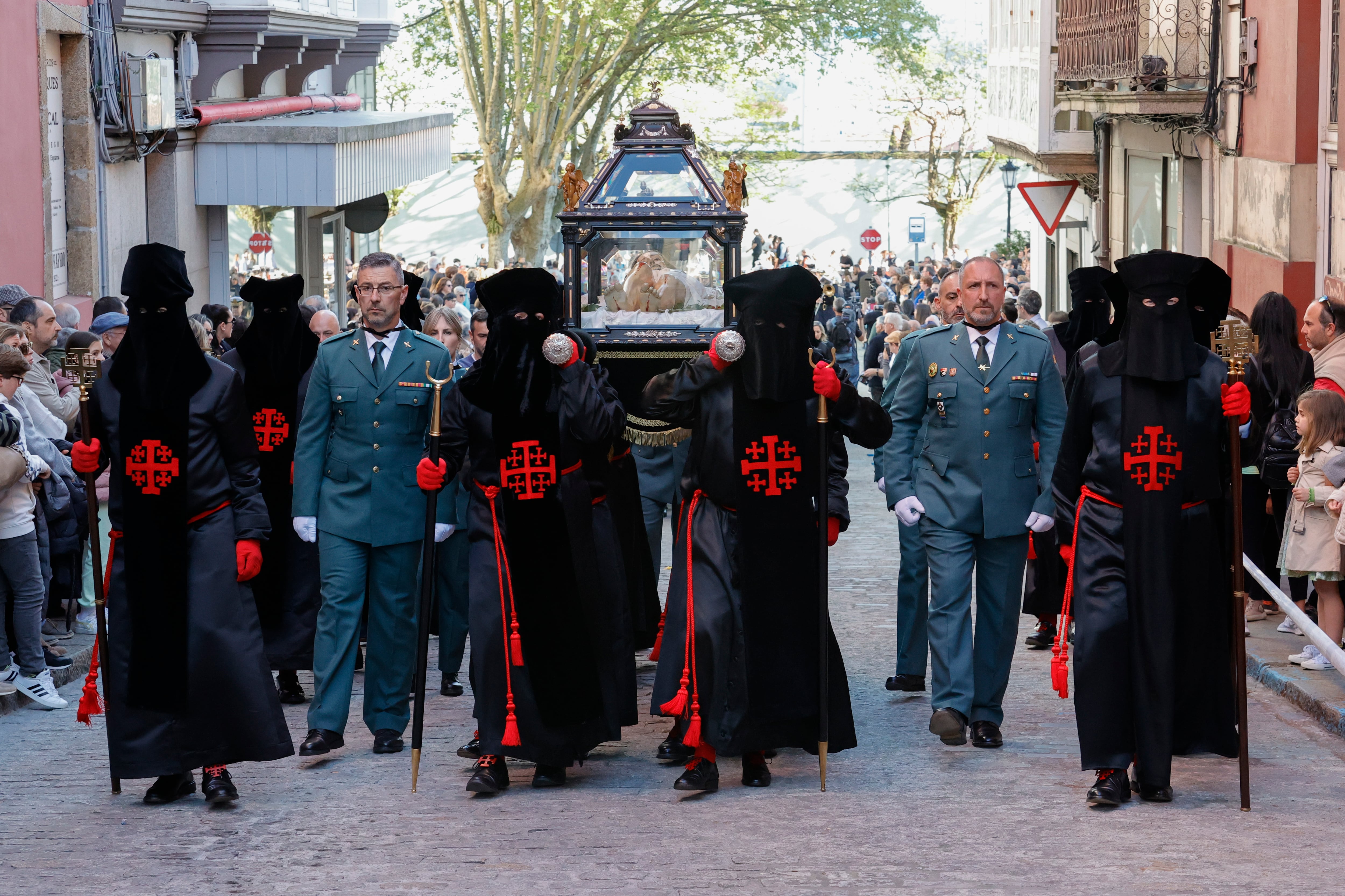 Tras desenclavar al Cristo cruficado, la cofradía del Santo Entierro procesiona con el cuerpo yacente en su urna desde la concatedral de San Julián en Ferrol. EFE/ Kiko Delgado.