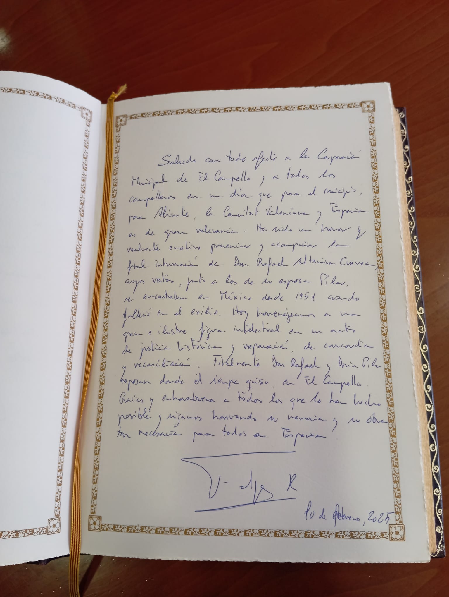 Dedicatoria del rey Felipe VI en el Libro de Honor del Ayuntamiento de El Campello