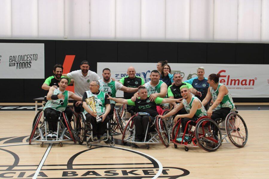 La plantilla del CBSR Elche con la Copa de campeones de la Final a 4 por el ascenso